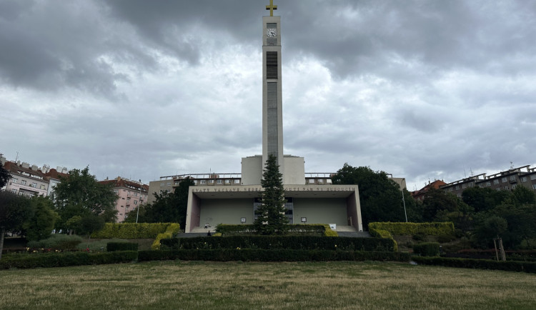 Praha 10 pořídila Vršovicím vlastní kluziště. Místní děti budou bruslit zdarma
