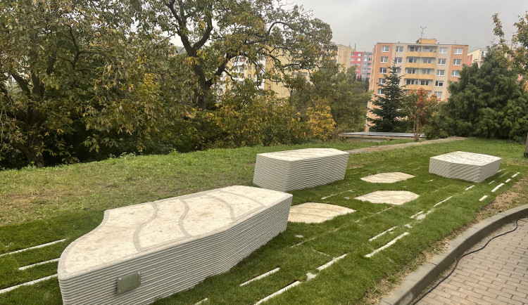 V Brně odhalili lavičku skladatele Aloise Piňose. Vznikla z 3D tisku