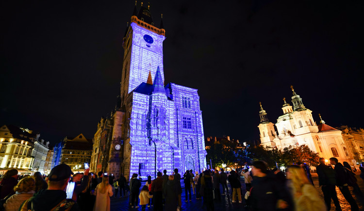 FOTO: Videomapping i projekce na vodní stěnu. Začal Signal Festival