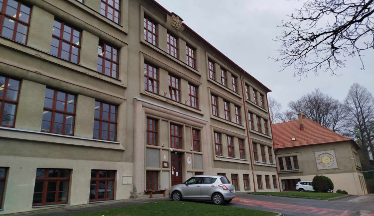 Nekonečný příběh ZŠ Havlíčkova. Jihlavská radnice opět hledá, kdo školu opraví