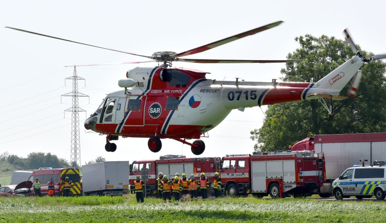 Vážná nehoda na D5. Řidič dodávky nedobrzdil před kolonou a narazil do kamionu
