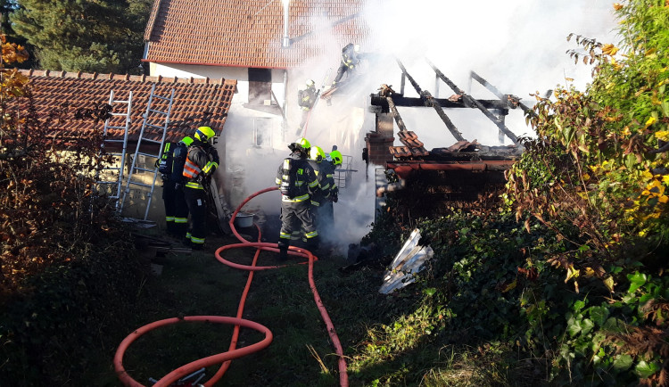 Na Blanensku hořel přístavek u rodinného domu, škoda je dva miliony korun