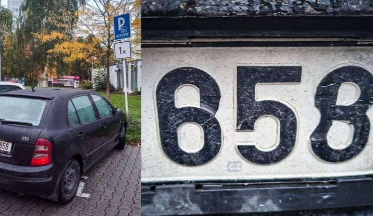Řidič si upravil značku černou lepicí páskou. Pak toho na něj prasklo mnohem víc
