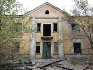 Dobře dochované velitelství táborového komplexu Stěplag z let 1948-1956