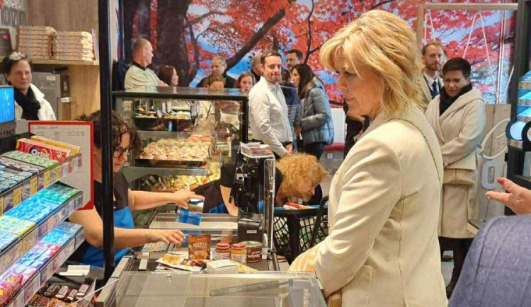 Z Jednoty je Konzum 24/7. Samoobslužný obchod v Jeseníku otestovala i první dáma