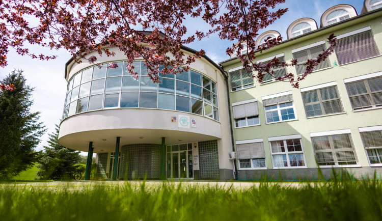 Tragédie na bystřickém gymnáziu. Třináctiletý chlapec zemřel po pádu z okna