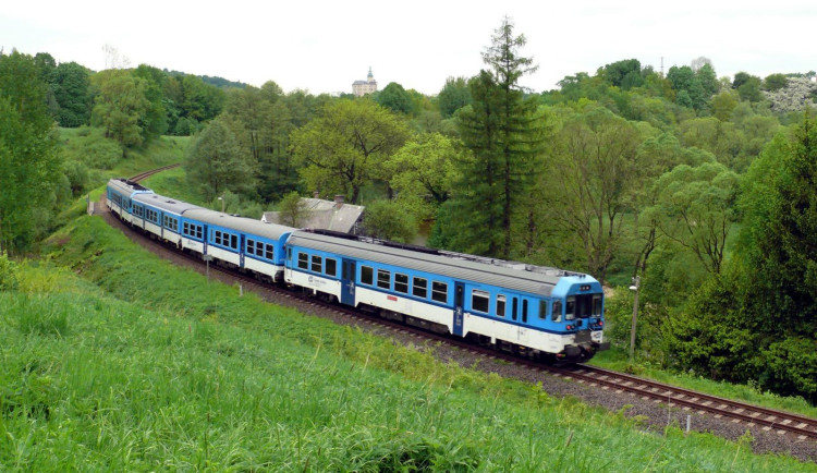 Schváleno. Jízdné v rámci IDOL v kraji od ledna podraží o 5 %, vyjma ročních síťovek