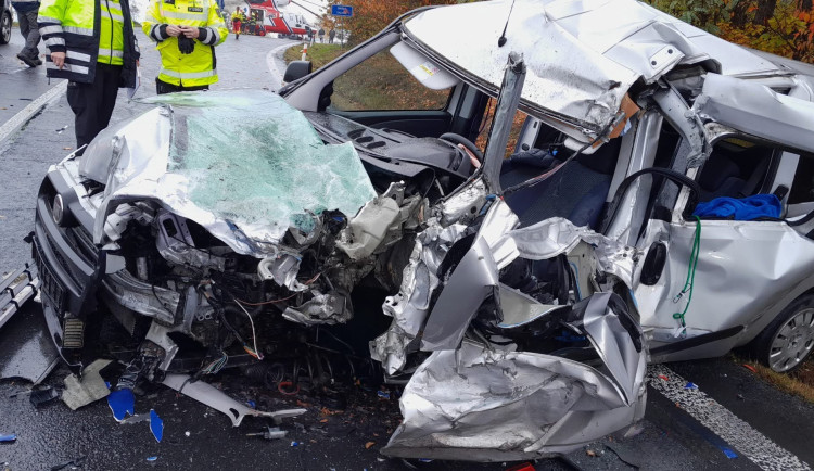 Při drtivém střetu s kamionem se těžce zranil řidič osobního automobilu