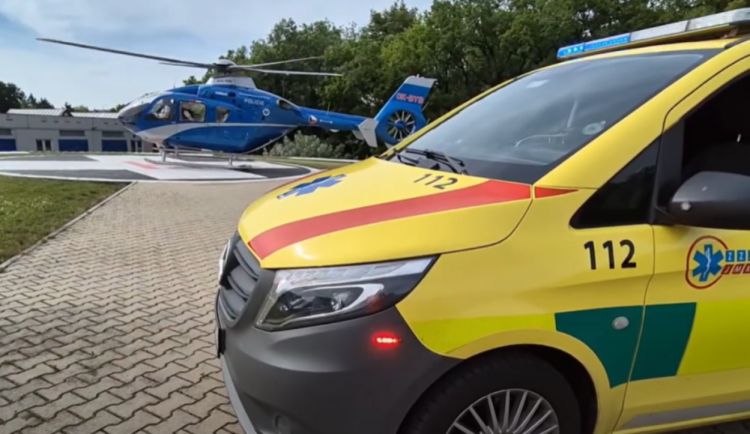 Provoz na D2 u Blučiny ochromila žena, která spadla z mostu. Letěl pro ni vrtulník