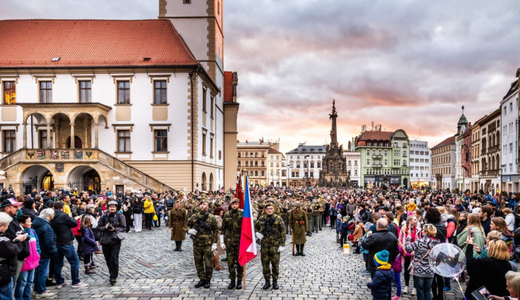 Olomoucí projde lampionový průvod, sváteční událost odkloní z centra tramvaje