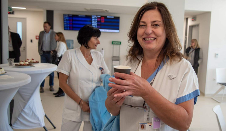 Připravená srdcem. Pacientům na hematoonkologii v Olomouci dobrovolníci servírují kávu zdarma