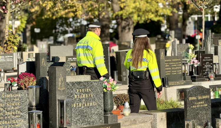 Strážníci kvůli Dušičkám od dnešního dne zesílí dohled na hřbitovech v Ostravě