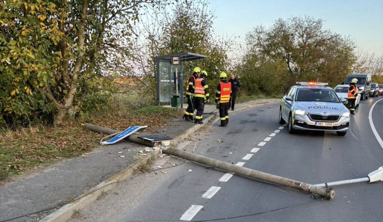 Ukradená maketa policisty a stržený sloup s radarem. Osud nepřeje zklidnění provozu u Křelova