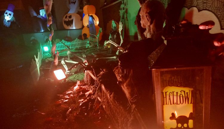 VIDEO: V Heleníně se sešla strašidla. Postavy mohou vyděsit, když se nečekaně pohnou