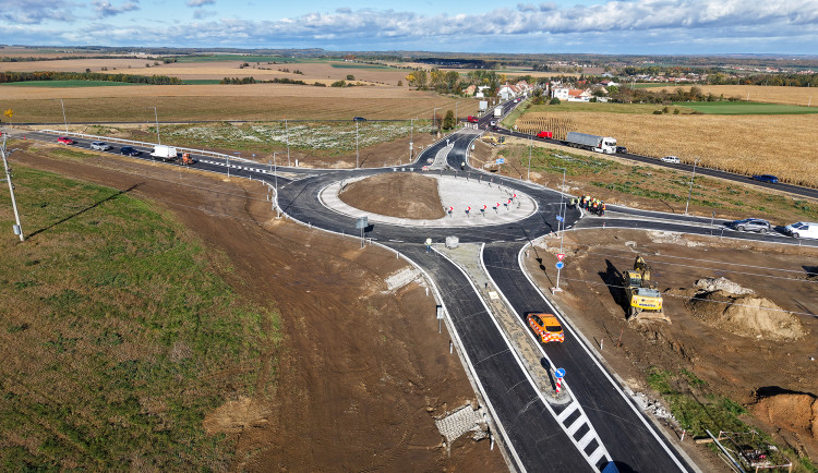 Silničáři po třech měsících otevřeli kasárenskou křižovatku u Znojma, je bezpečnější