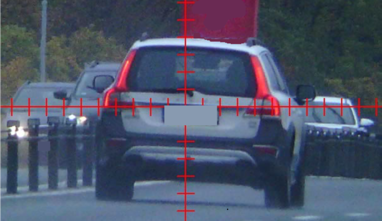 Na čtyřproudu u Jičína uháněl 160km/h. Na místě přišel o řidičák