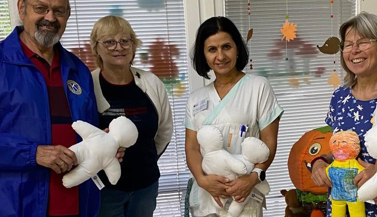 Děti v kyjovské nemocnici dostaly speciální panenky. Pomohou jim překonat strach