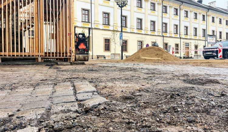 Pod asfaltem na Velkém náměstí v Hradci Králové našli stopy minulosti