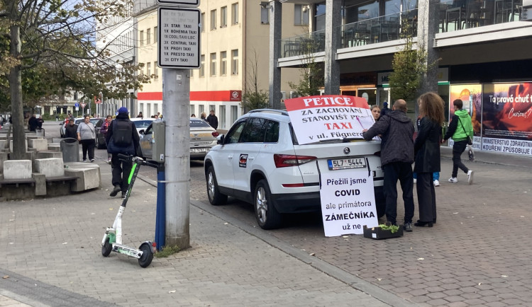 Petici pro zachování stání taxi u terminálu v Liberci podepsalo přes 4000 lidí