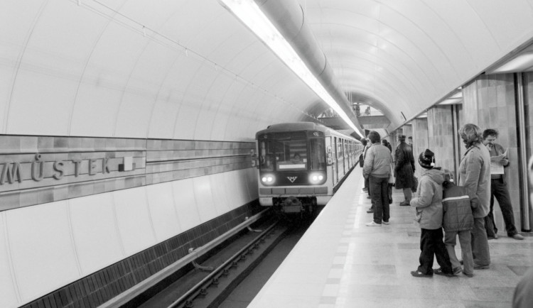 Linka B v neděli oslaví 40 let, dopravní podnik vypraví historickou soupravu 81-71