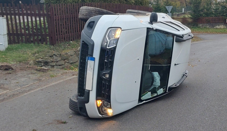 Šestasedmdesátiletý řidič otočil v Komárovicích u Brtnice dacii na bok