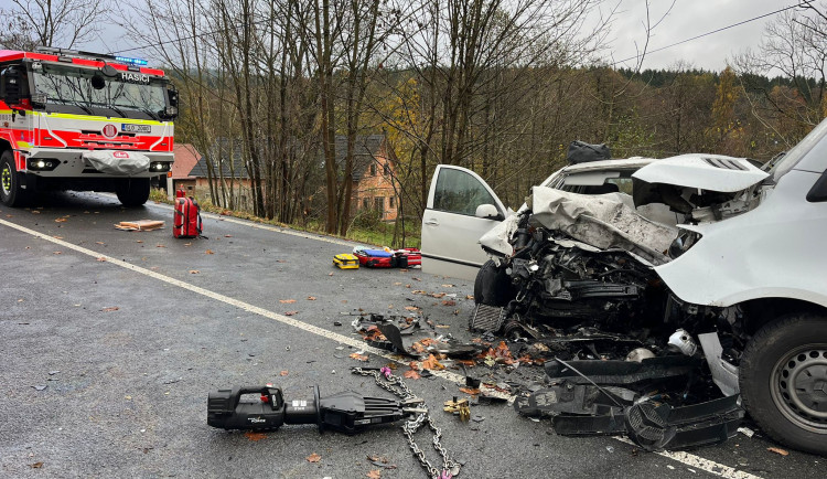 Silnici na Frýdlant uzavřela srážka dodávky s osobákem, jeden vážně zraněný