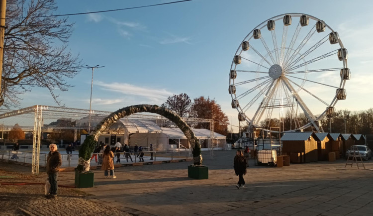 První předzvěst Vánoc je tady. Na tržnici v Olomouci se otevřelo kluziště a vyhlídkové kolo