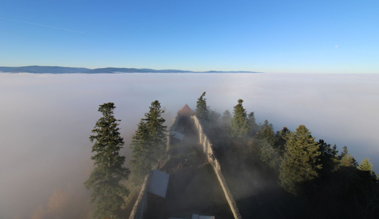 Ikonický hrad Kašperk má novou webkameru. Úchvatné záběry nabízí při inverzi