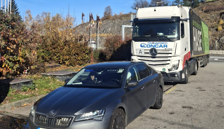 FOTO: Policisté na dálnici sledovali řidiče kamionů, zastavili i ženu pod vlivem drog