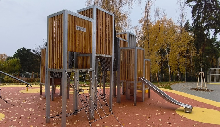 Dříve jen zchátralé prolézačky, dnes moderní areál. O novém hřišti na Lesné rozhodli lidé