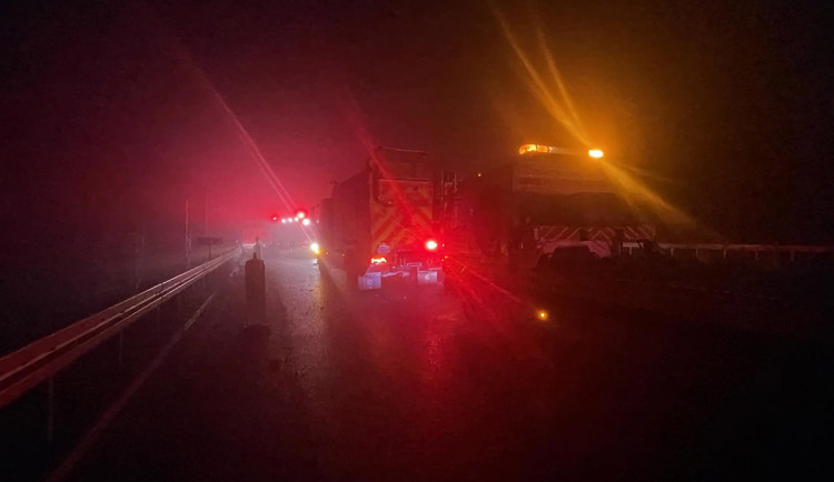 Smrtelná kolize v mlze. Při hromadné nehodě na D35 u Olomouce zemřel řidič