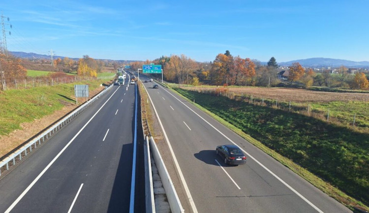 Dálnice D10 u Svijan je po šesti týdnech plně průjezdná, opravy skončily