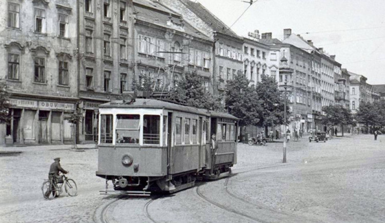V roce 1948 projela Jihlavou poslední tramvaj. Počet zastávek a výhyben se měnil