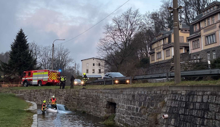 Řidič v Proseči skončil s autem v korytě Nisy. Auto vyprostili hasiči