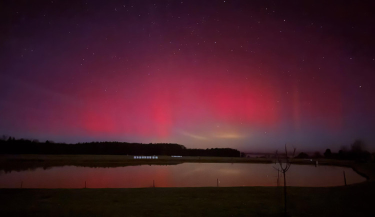 Lidé sledovali polární záři nad Českém. Viditelná má být i dnes