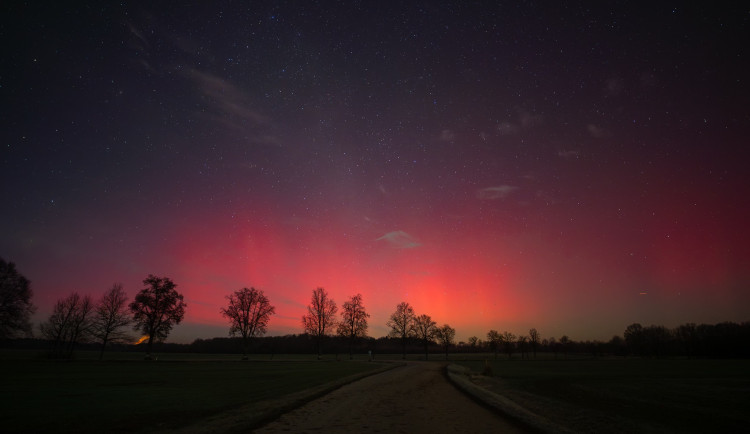 Lidé sledovali polární záři nad Českém. Viditelná má být i dnes