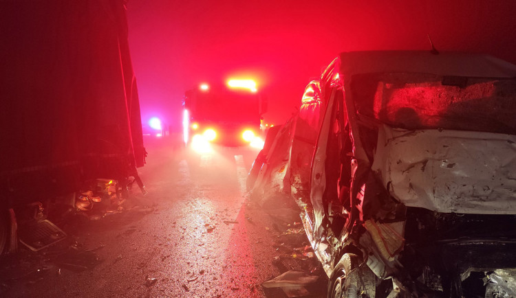 Tragédie na D35 u Olomouce: mladý šofér dodávky zemřel po čelním střetu s kamionem