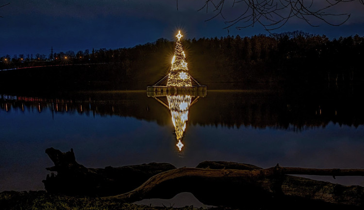 Originální plovoucí vánoční strom opět rozzáří hladinu Borské přehrady