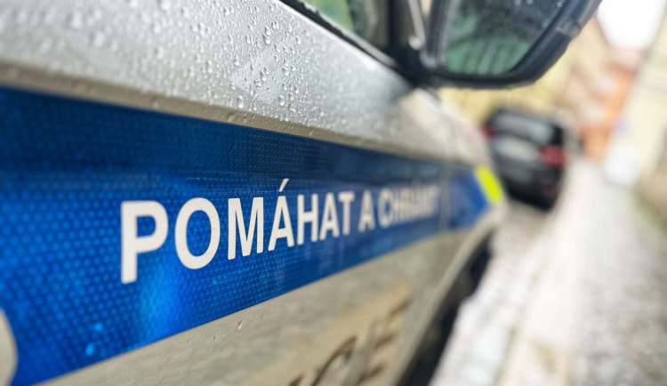 Žena z Trutnovska uvěřila falešné policistce a taxíkem poslala peníze