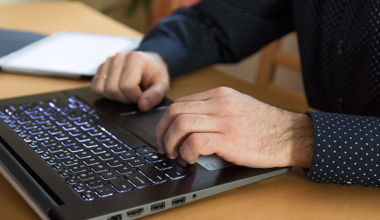 Muž z Prahy chtěl po dětech na internetu nahé fotky. Oslovil jich stovky