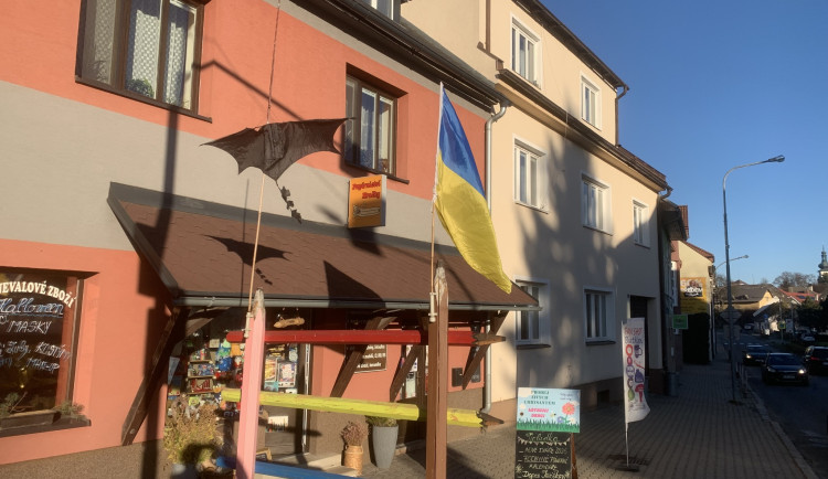 Ukrajinská vlajka u novoměstského obchodu vyvolává na sociálních sítích velké emoce