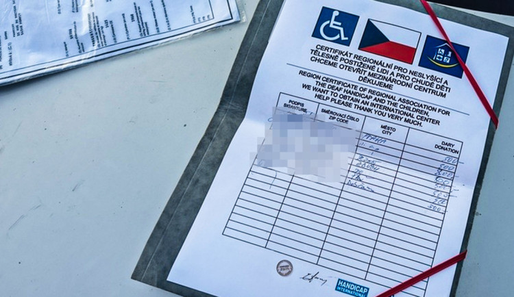 Podvodník vybíral peníze na neslyšící, seniorku připravil o úspory