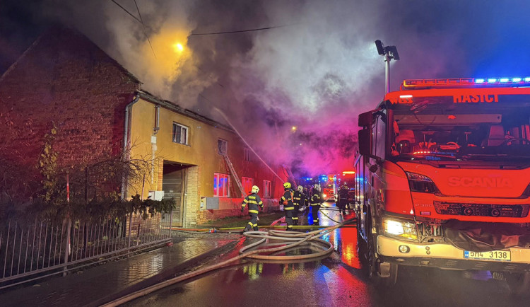 VIDEO: Noční požár domu na Prostějovsku. Škoda jde do milionů