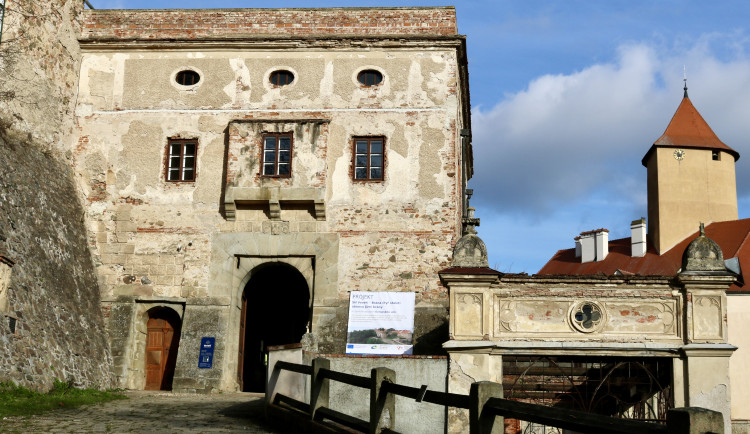 Rekonstrukce na hradě Veveří pokračují. Vznikne návštěvnické centrum a opraví skleníky