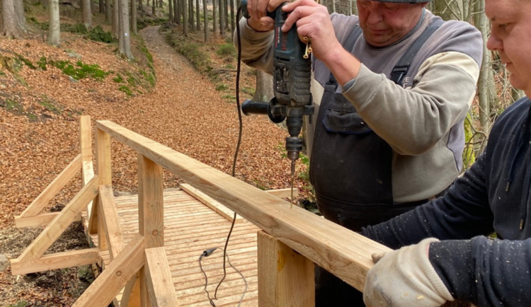 Oprava lávky přes Huťský potok v Krkonoších je hotová. Rychleji, než se čekalo