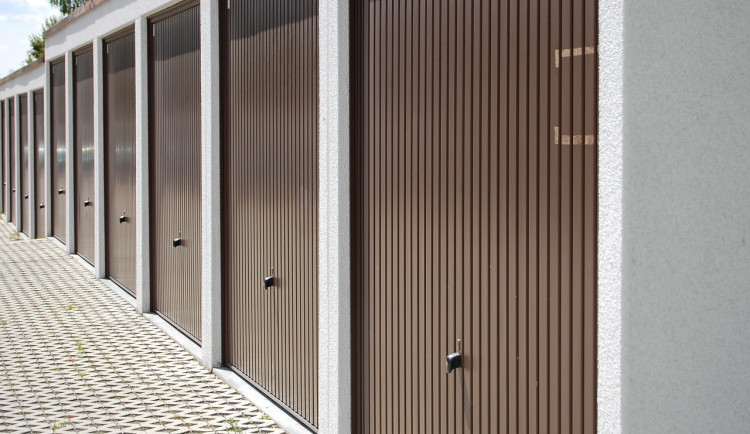 Majitelé garáží mají zlatý důl, cena za metr čtvereční vyskočila podobně jako u starších bytů