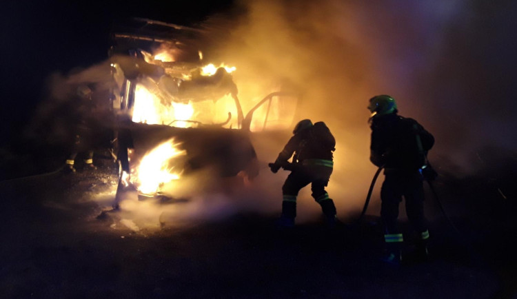 Noční požár ve Vratislavicích. Dodávka zcela shořela