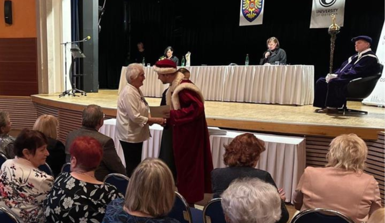 Věk není překážkou. Více než 150 seniorů promovalo v Třinci na Univerzitě třetího věku