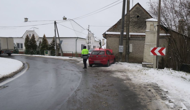 Smrtelný náraz do domu. 90letý řidič zemřel po nehodě u Mohelnice