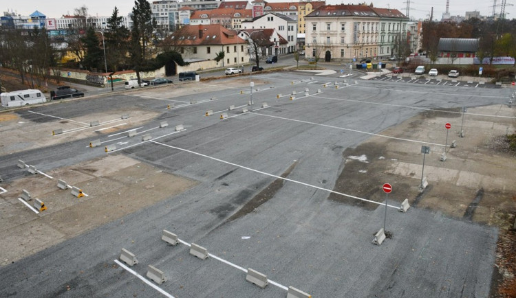 Končí parkování zdarma na jedné z největších ploch ve městě, mnozí si stěžují